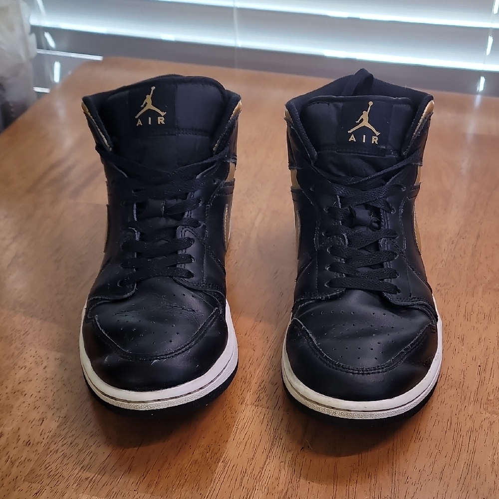 Air Jordan 1 Mid "Black Metallic Gold"